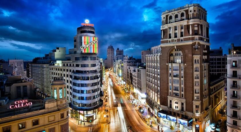 GRAN VIA VALVERDE Apartaments & ROOMS PARKING Bed and Breakfast in Centro