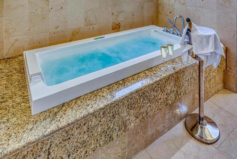 GRAN VIA -Chueca ROOMS PARKING TPH Bed and Breakfast in Centro