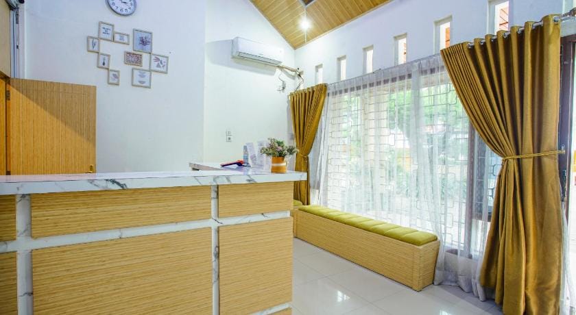 Capital O 90643 Suri Guest House Syariah Hotel in Padang