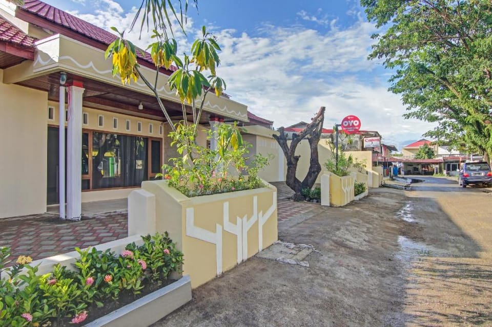 Capital O 90643 Suri Guest House Syariah Hotel in Padang