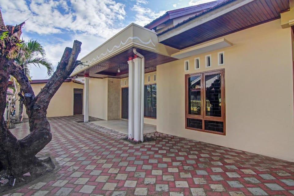 Capital O 90643 Suri Guest House Syariah Hotel in Padang