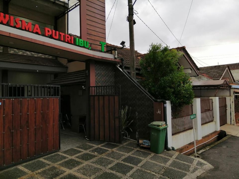 OYO 90703 Wisma Ibu T Hotel in Indonesia
