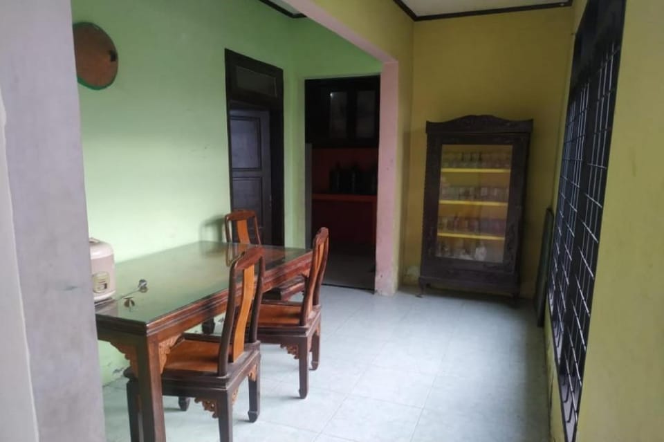Hotel O Yellow White Guesthouse Palu Hotel in Indonesia