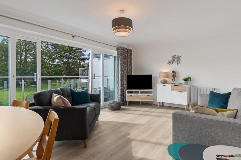 25 Coedrath Park - Sea Views from Balcony, Short Walk to Beach,  Parking Apartment in Saundersfoot