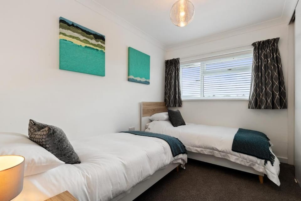 25 Coedrath Park - Sea Views from Balcony, Short Walk to Beach,  Parking Apartment in Saundersfoot