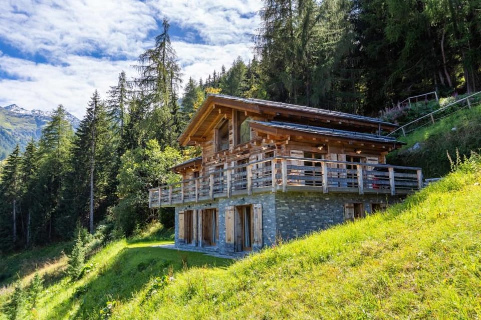 Authentic Swiss Spa Chalet Nesoya | Jacuzzi & Sauna Vacation rental in Riddes