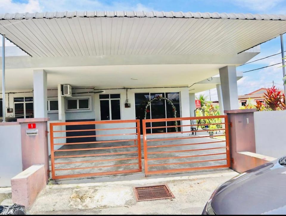 Homestay Lestary near Taiping | Fast WIFI Netflix Vacation rental in Perak