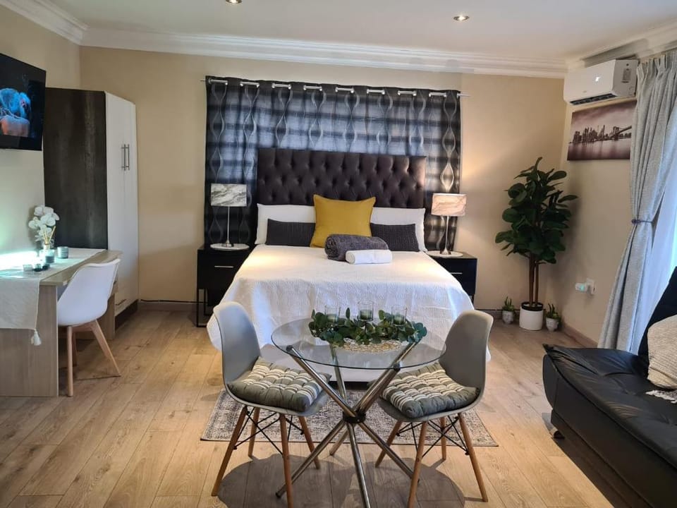 Halfway Gardens Home Apartment in Sandton