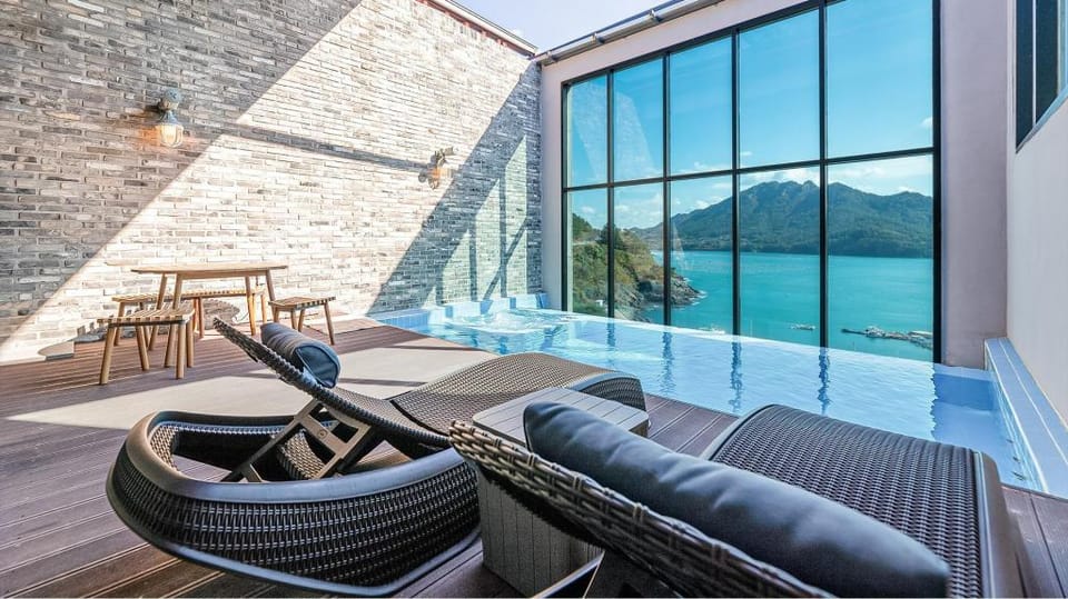 Tongyeong Saryangdo Elphis36 Poolvilla Bed and Breakfast in South Korea