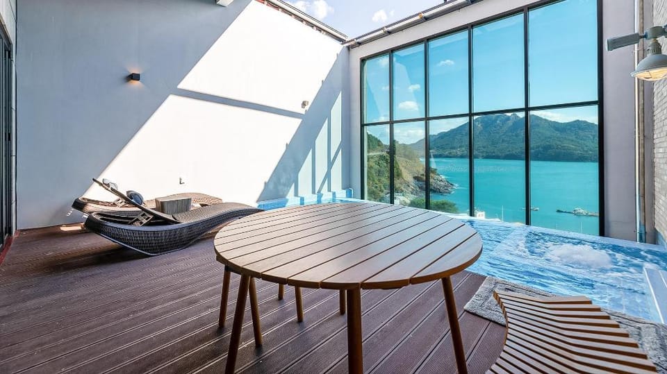 Tongyeong Saryangdo Elphis36 Poolvilla Bed and Breakfast in South Korea