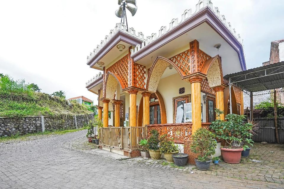Hotel O Lancar Homestay Syariah Hotel in Batu