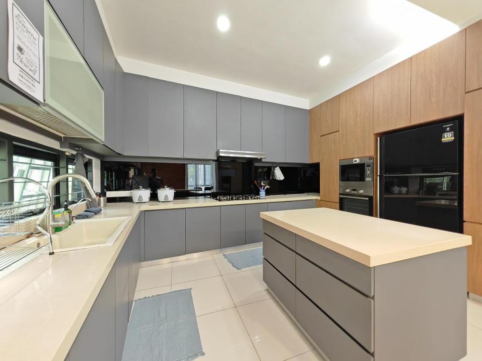 Ocean 23 @ ShamrockBeach 7 Bedroom with Pool 30pax Vacation rental in Tanjung Bungah