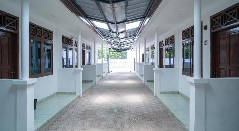 RedDoorz Near Bundaran Ciceri Hotel in Indonesia