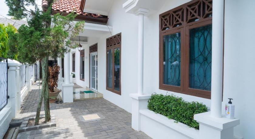 RedDoorz Near Bundaran Ciceri Hotel in Indonesia