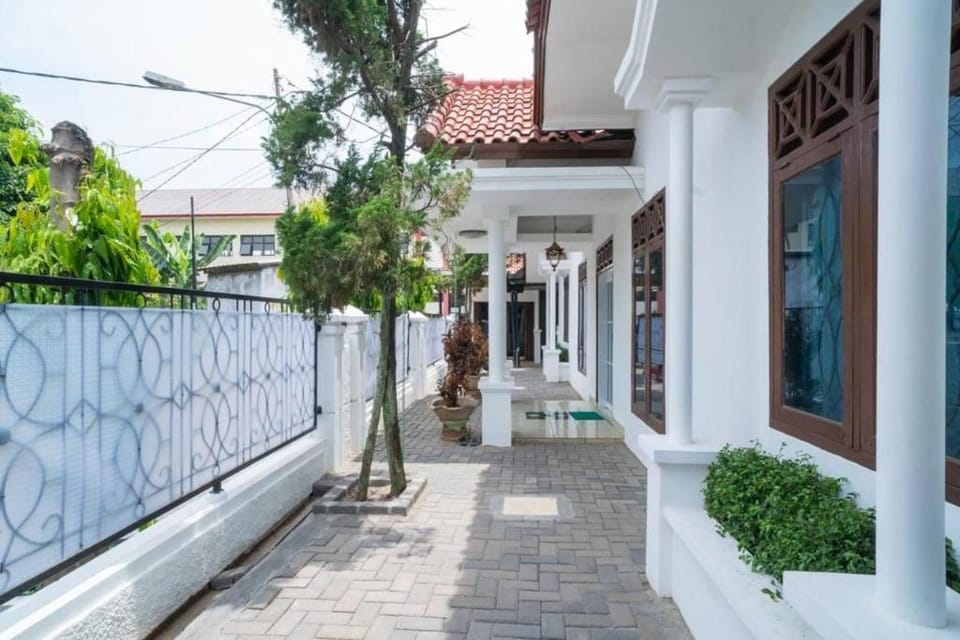 RedDoorz Near Bundaran Ciceri Hotel in Indonesia