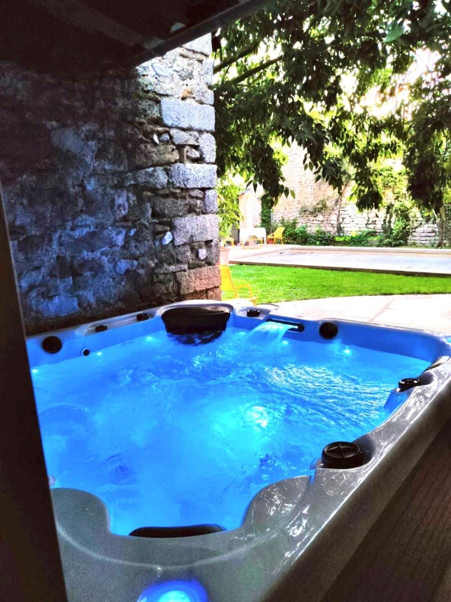 Les Nuits Pétillantes Bed and Breakfast in Occitanie