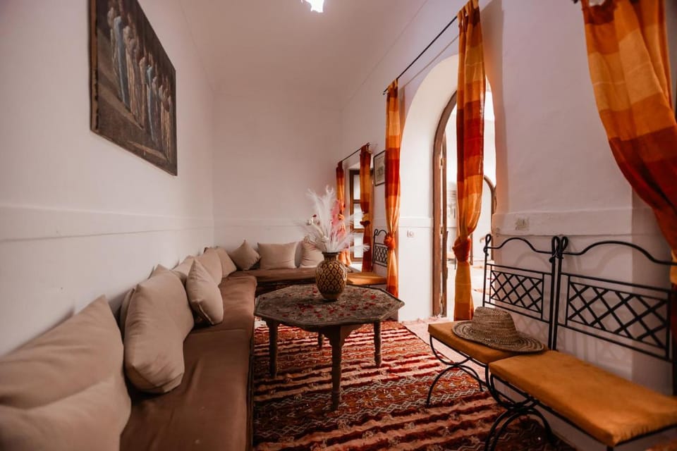 Riad white flowers Bed and Breakfast in Marrakesh
