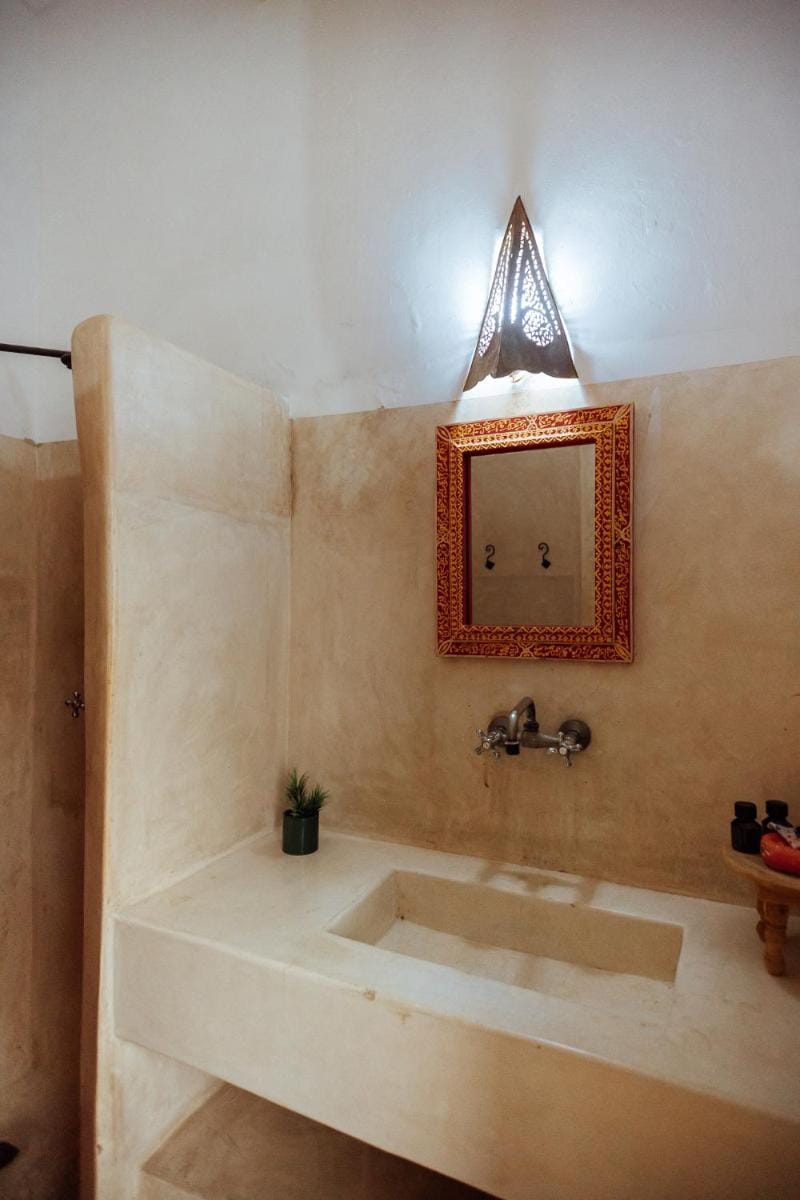 Riad white flowers Bed and Breakfast in Marrakesh