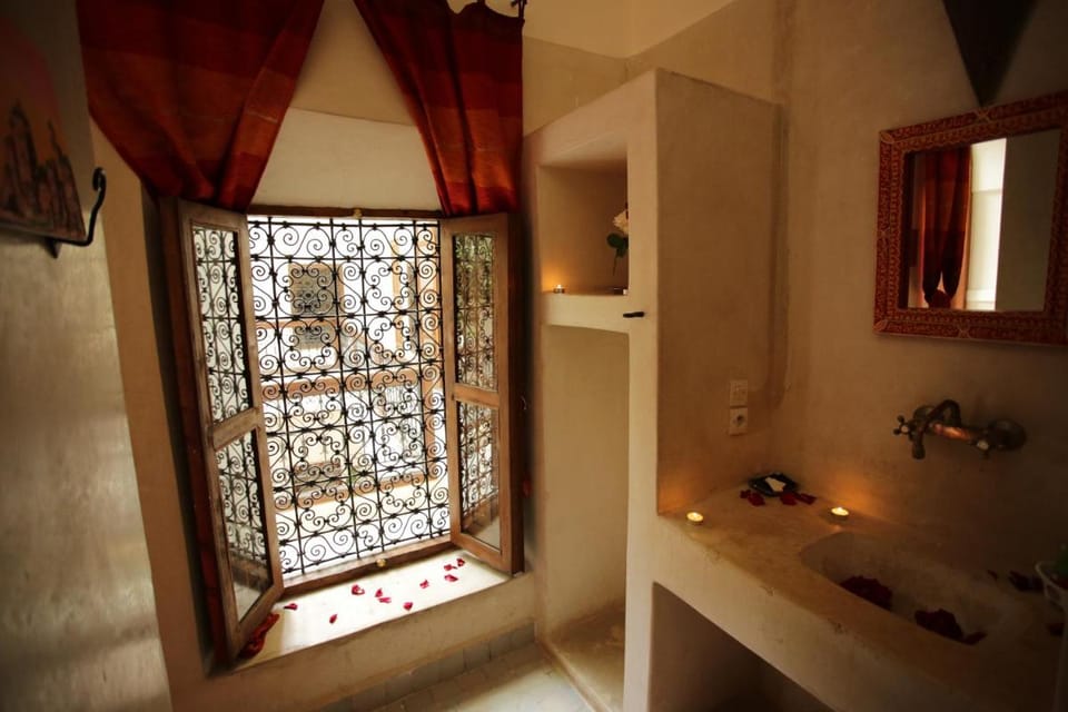 Riad white flowers Bed and Breakfast in Marrakesh