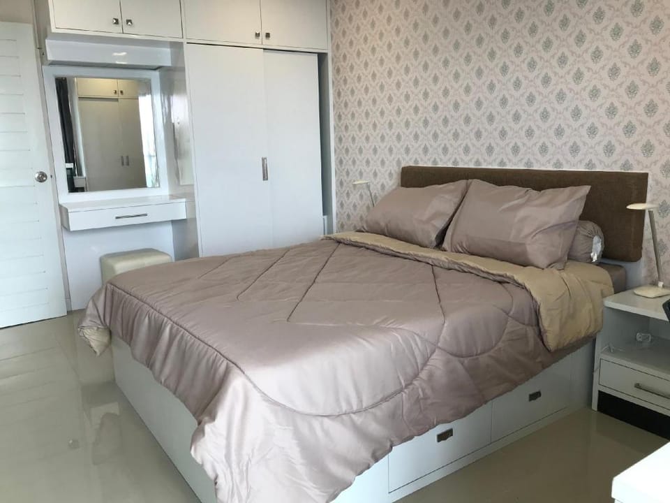 Sea view 180 degree/คอนโดติดทะเลพร้อมสระและgym Apartment in Chon Buri Changwat