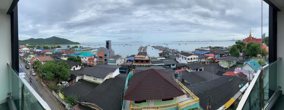 Sea view 180 degree/คอนโดติดทะเลพร้อมสระและgym Apartment in Chon Buri Changwat