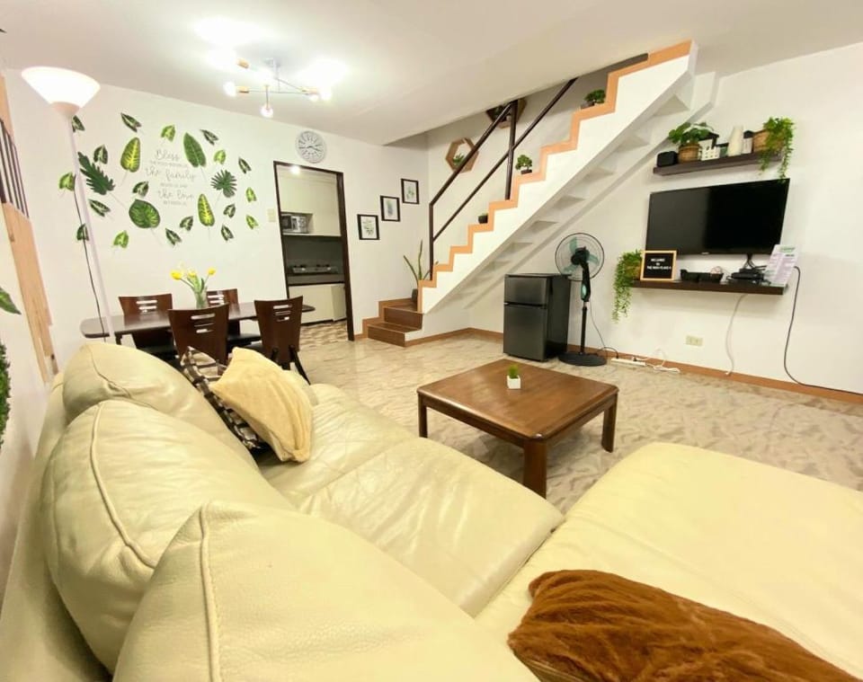 RUSTIC THEMED 2Bedroom House NEAR CLARK AIRPORT Vacation rental in Angeles