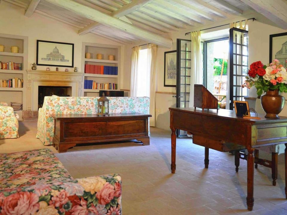 Villa in Rome with Pool  Garden Villa in Umbria