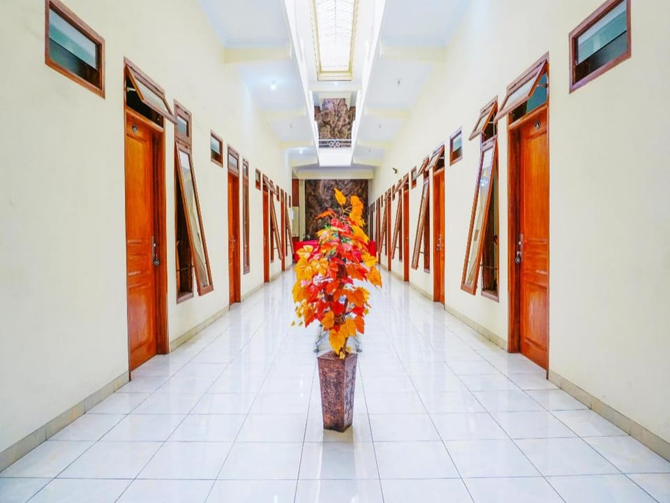 Flagship 90723 Berlima Guest House Syariah Hotel in East Java