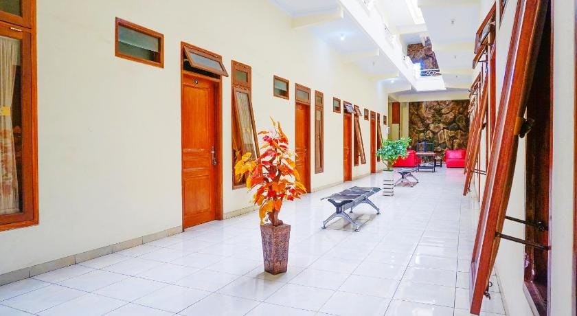 Flagship 90723 Berlima Guest House Syariah Hotel in East Java