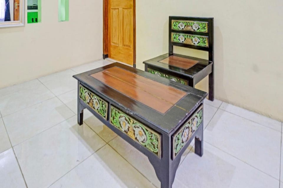 OYO Life 90737 Losmen Aini Syariah Hotel in East Java