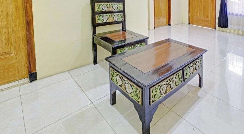 OYO Life 90737 Losmen Aini Syariah Hotel in East Java