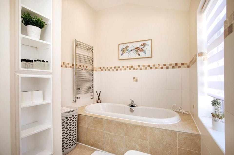 Luxurious 4 Bed House sleeps 11, Parking/Garden Vacation rental in Leicester