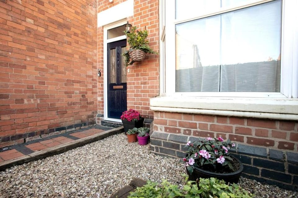 Luxurious 4 Bed House sleeps 11, Parking/Garden Vacation rental in Leicester