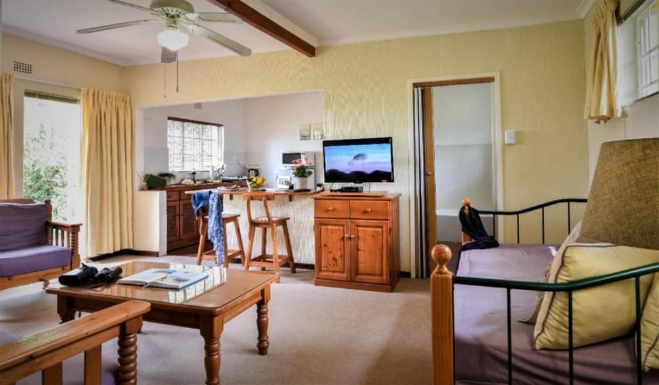 Lavender Tree Spacious cottage for 23 people Vacation rental in Roodepoort