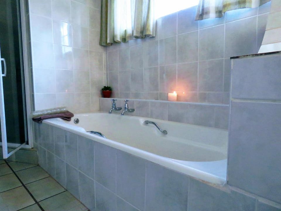 Wild Olive Cottage for 2 people in wonderful garden Vacation rental in Roodepoort
