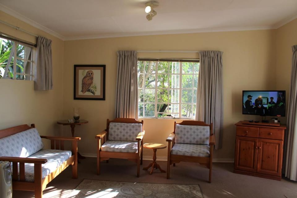 Lemon Thorn Cottage for 2 people with wonderful private terrace in garden Vacation rental in Roodepoort