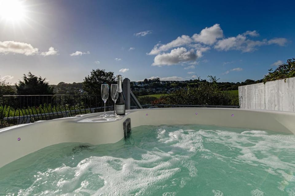 Cartref - Cottage with Hot Tub, Countryside Views Country House in Saundersfoot