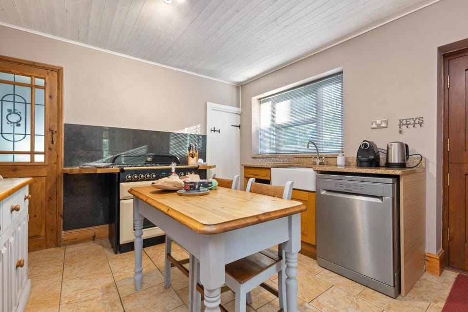 Cartref - Cottage with Hot Tub, Countryside Views Country House in Saundersfoot