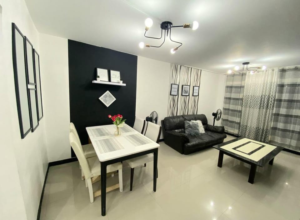 Balcony & 2BR Townhouse near Aquaplanet & Airport Vacation rental in Angeles