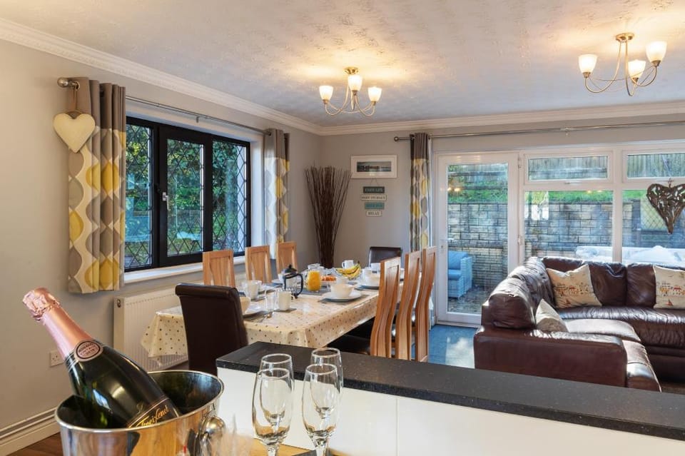 Hazelglade Cottage - Hot Tub and Games Room Country House in Saundersfoot