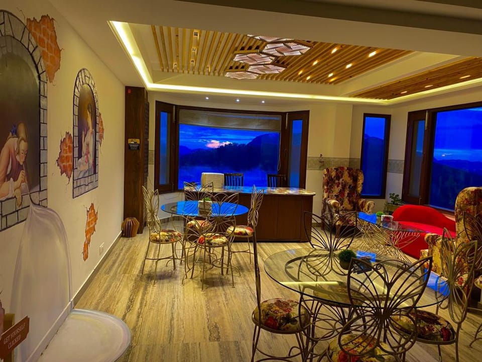 WESTBERRY GARDEN VIEW SUNSET ROOM Villa in Shimla