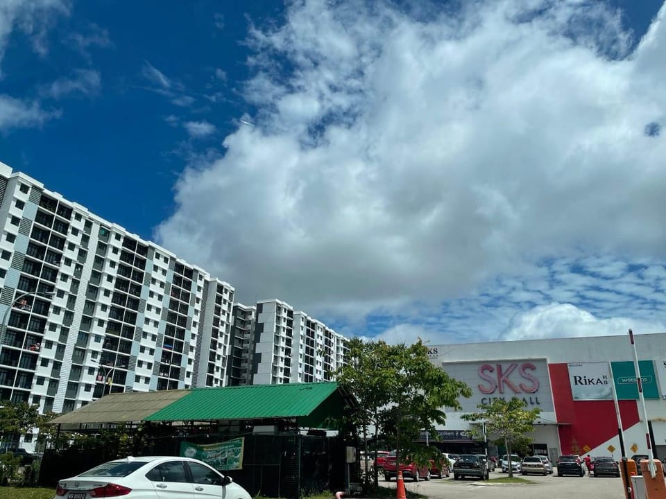 Desaru Central APT w Pool+WiFi+Netflix BigScreen Apartment in Johor