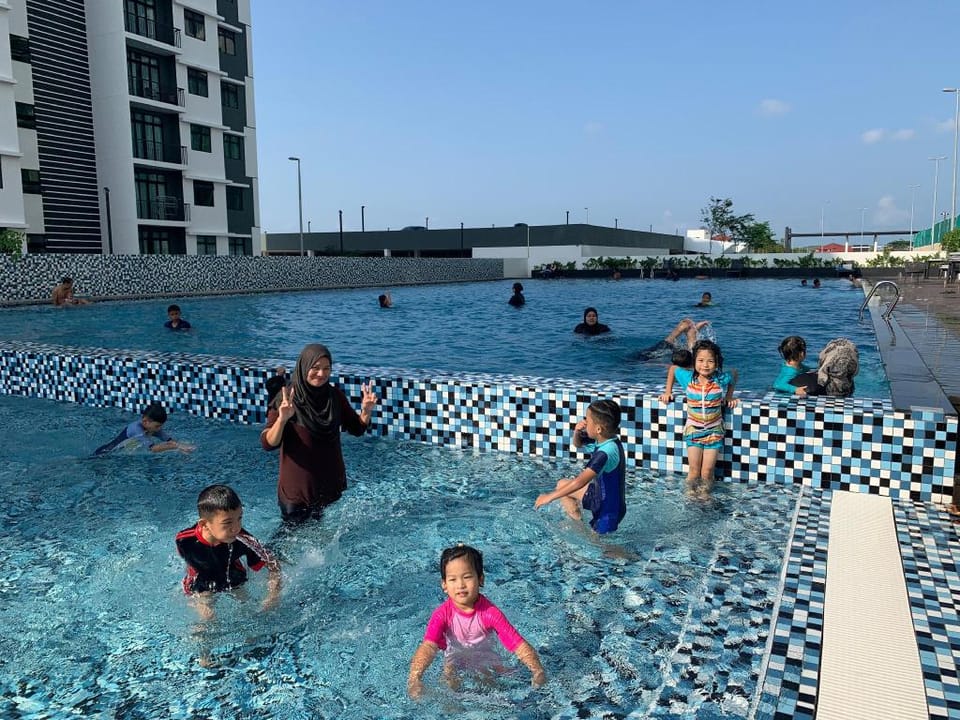 Desaru Central APT w Pool+WiFi+Netflix BigScreen Apartment in Johor