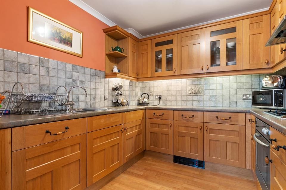 Arcadia House - Close to Beaches, Harbour and Town Apartment in Wales