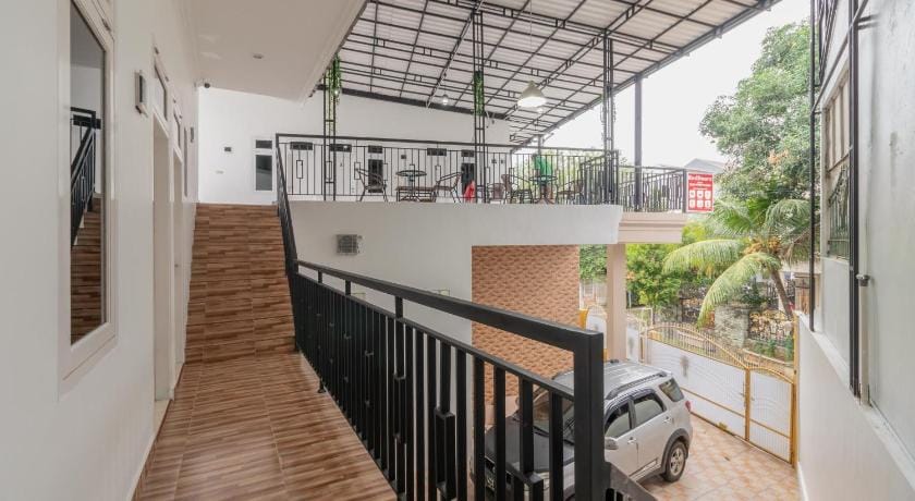 RedDoorz Syariah near Summarecon Mall Bekasi Hotel in West Java