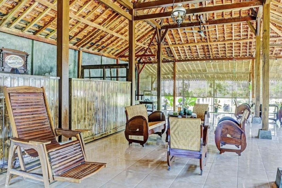 SPOT ON 90742 Kinanthy Homestay Syariah Hotel in East Java