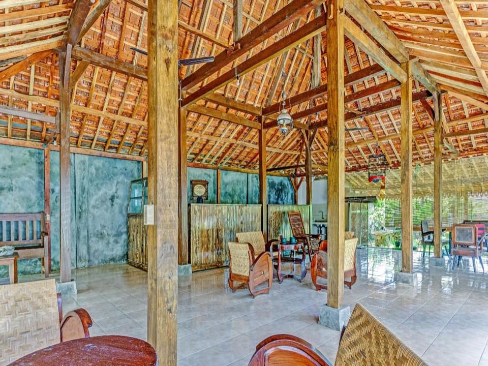 SPOT ON 90742 Kinanthy Homestay Syariah Hotel in East Java