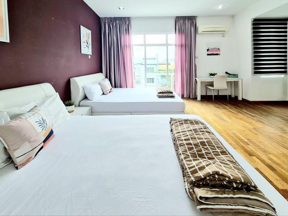 Ocean 13 Shamrock Beach BigGroup 4 BR with Pool Vacation rental in Tanjung Bungah