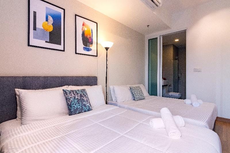 Autumn by ALV, 2BR  Sunny Designer Apartment in George Town
