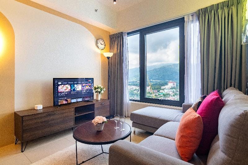 Autumn by ALV, 2BR  Sunny Designer Apartment in George Town